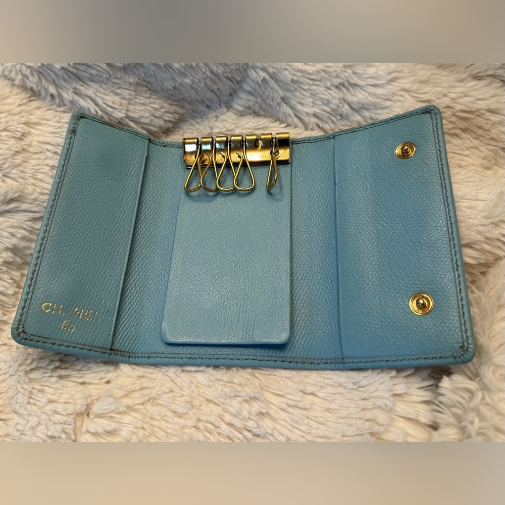 Vintage Chanel Teal Caviar Leather 6-Key Holder & Card Wallet - 2003, Rare Color - Picture 6 of 15